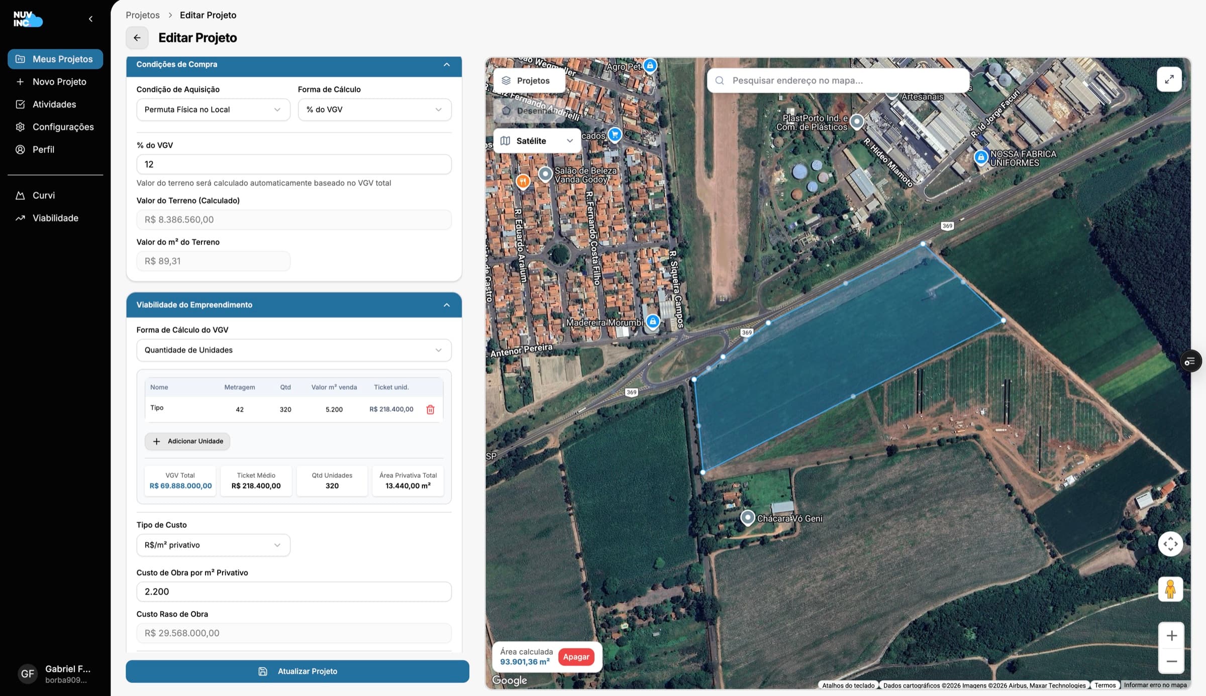 Tela de cadastro de um novo terreno: formulário com nome, município, área e condição de compra à esquerda, e o polígono do terreno desenhado sobre a imagem de satélite à direita, com a área calculada em 93.901,36 m²