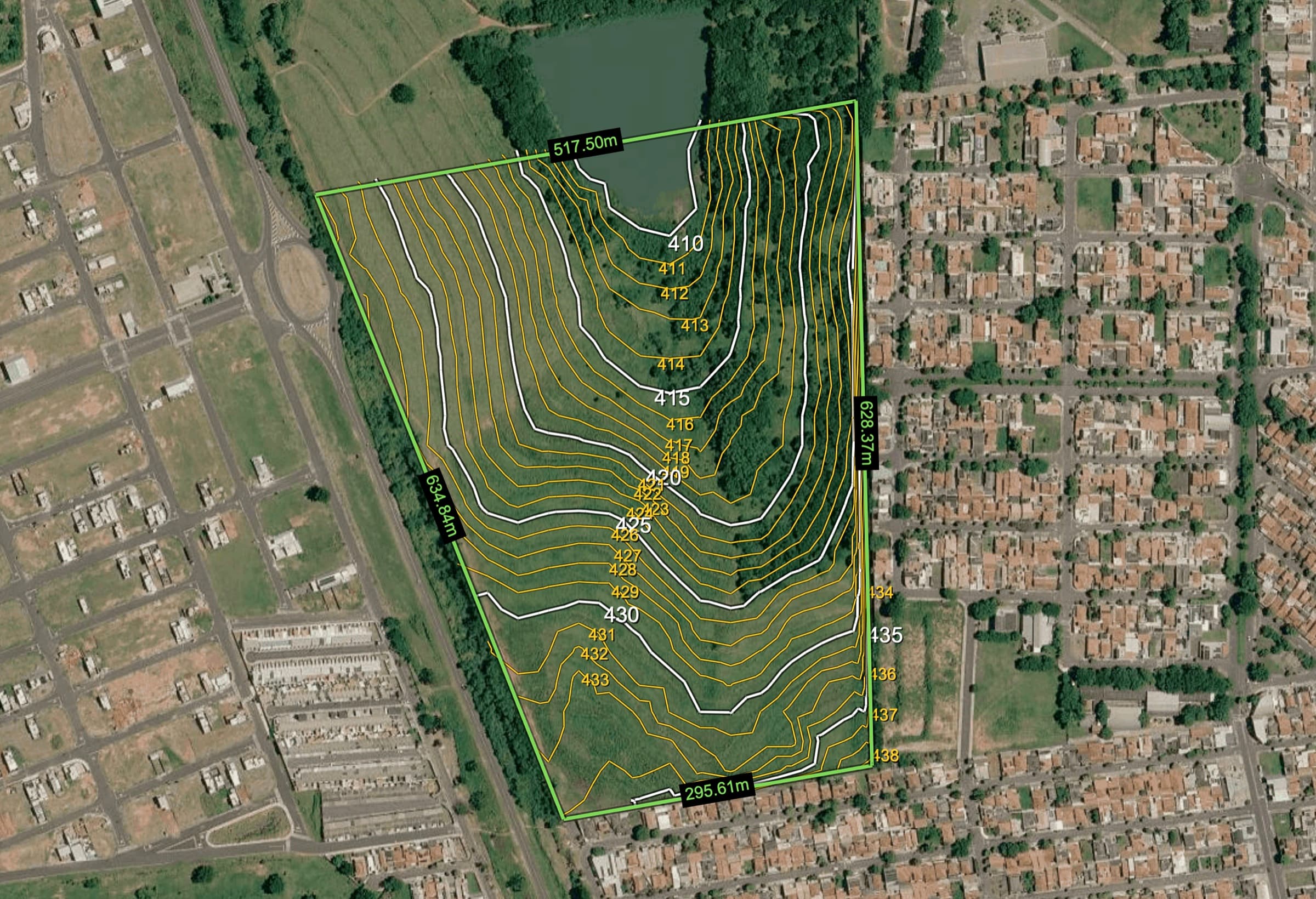 Planta topográfica gerada pelo Curvi: curvas de nível em laranja e branco sobre a imagem de satélite do terreno, com as cotas de cada face do perímetro e as altitudes de 410 a 438 metros